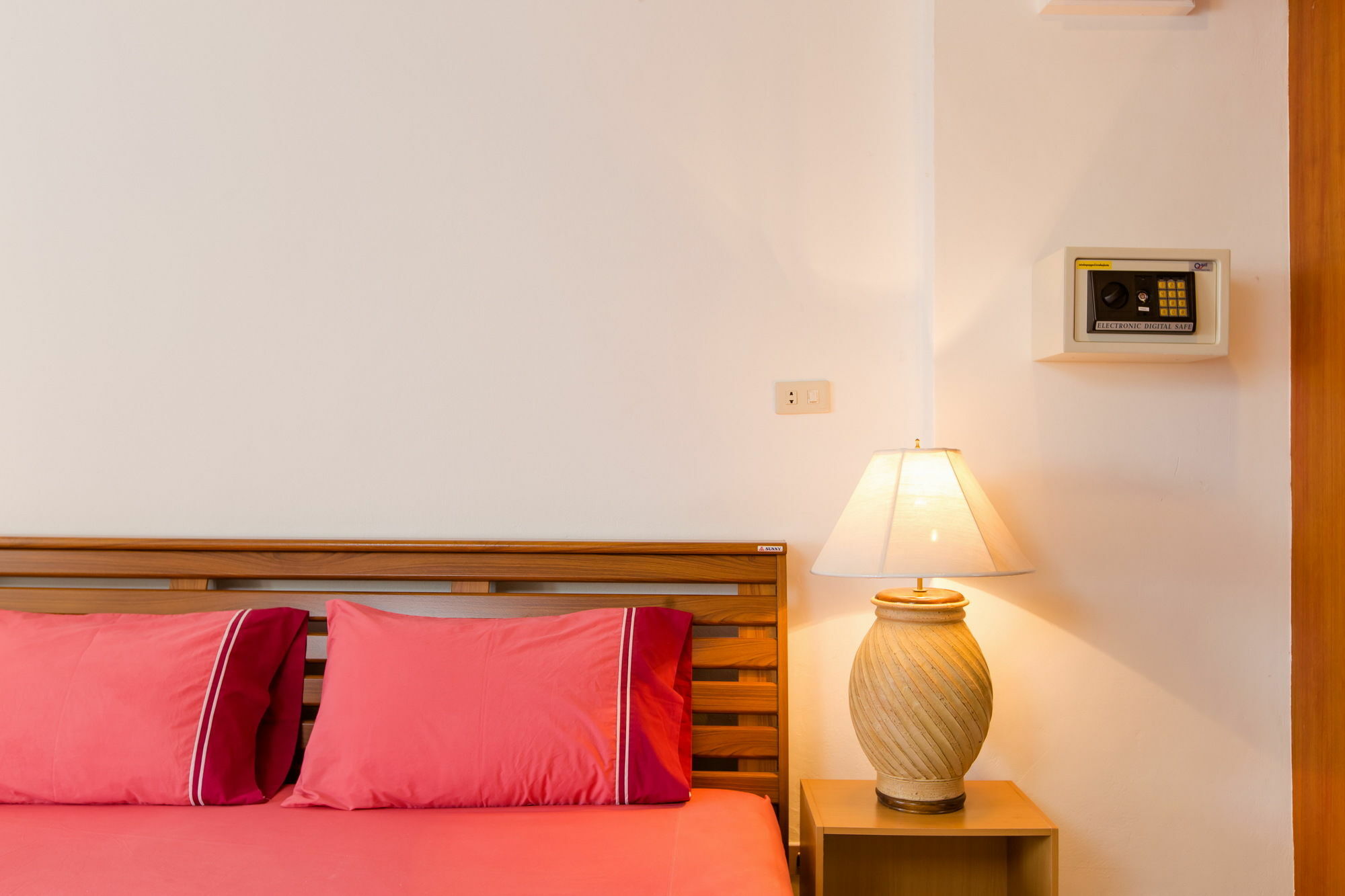 Patong Studio Apartments And Dormitory Exterior foto